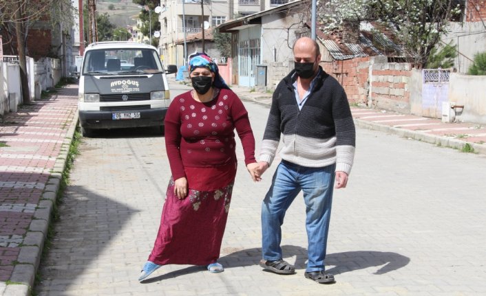 Bedensel engelli çift hayatın zorluklarına birlikte göğüs geriyor
