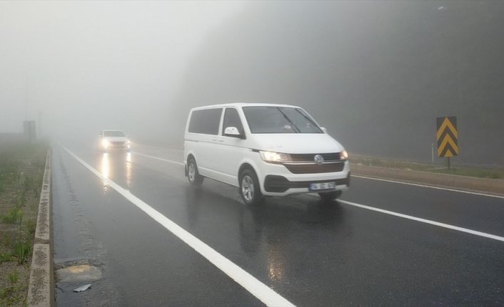 Bolu Dağı'nda sağanak ve sis nedeniyle görüş mesafesi 25 metreye kadar düştü