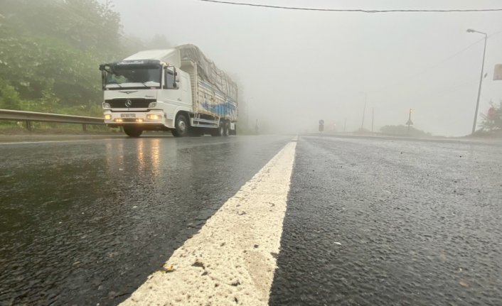 Bolu Dağı'nda sağanak ve yoğun sis ulaşımı olumsuz etkiliyor