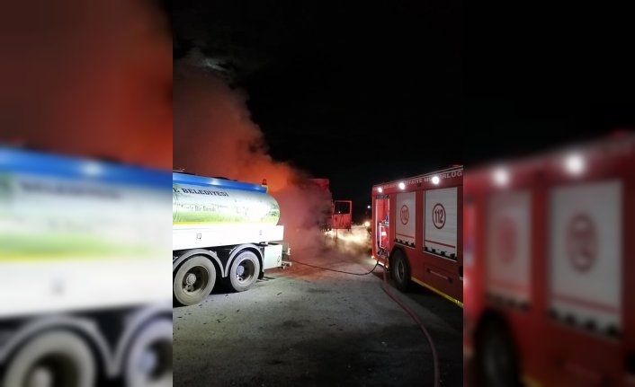 Bolu'da seyir halindeyken yanan tekstil yüklü tır kullanılamaz hale geldi