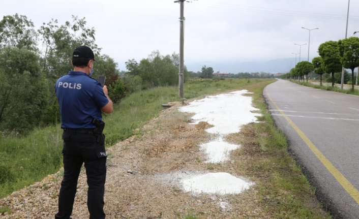 Bolu'da yol kenarına dökülen beyaz toza inceleme