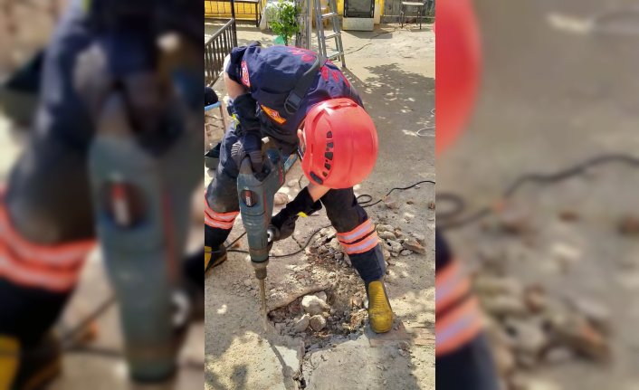 Boruya sıkışan yavru kediyi itfaiye ekipleri kurtardı