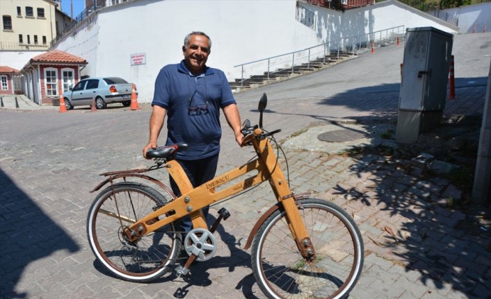 Çocukluk hayali olan ahşap bisikletle ilçe sokaklarında pedal çeviriyor