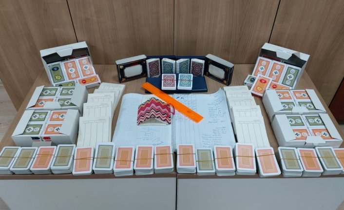 Çorum'da dernek merkezinde kumar oynadığı belirlenen 9 kişiye para cezası verildi