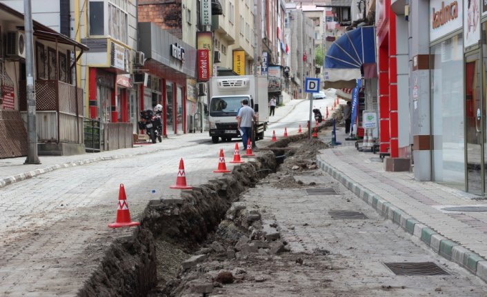 Cumhuriyet Caddesi altyapı yenileme çalışması nedeniyle trafiğe kapatıldı