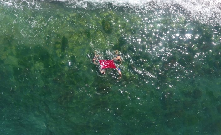 Düzce'de denizde Türk bayrağı açan gençler 