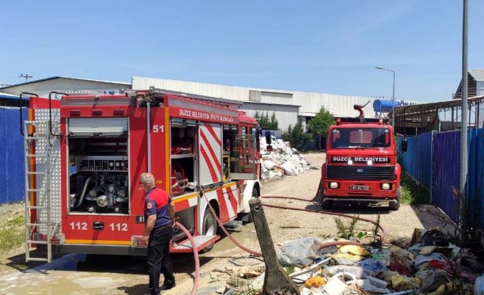 Düzce'de hurda deposunda çıkan yangın hasara neden oldu