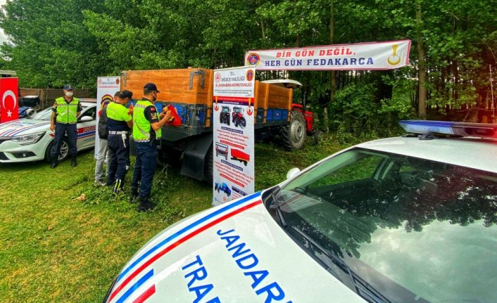Düzce'de jandarmadan traktör sürücülerine eğitim