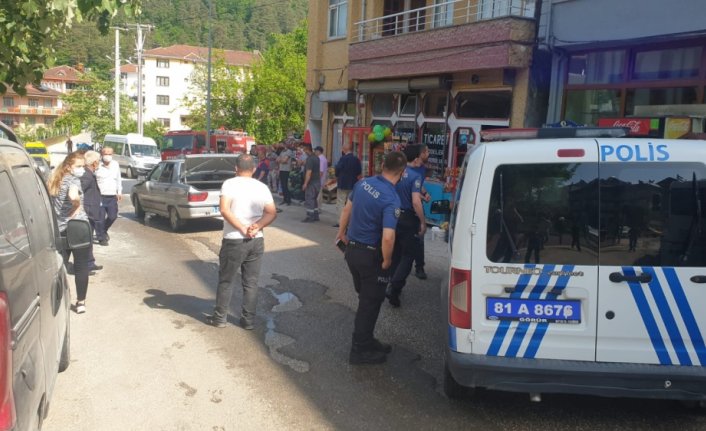 Düzce'de seyir halindeyken yangın çıkan otomobil kullanılamaz hale geldi