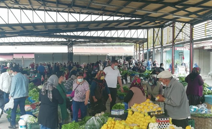 Ereğli'de pazar yerleri Kovid-19 tedbirlerine uyularak açıldı