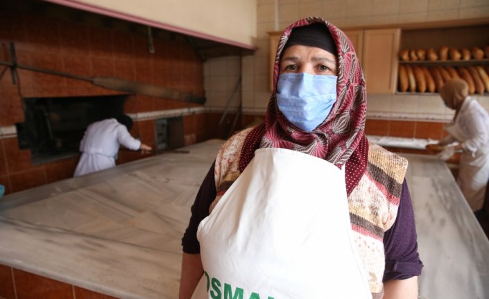 Eşinden öğrendiği fırıncılığı kızları ve geliniyle sürdürüyor