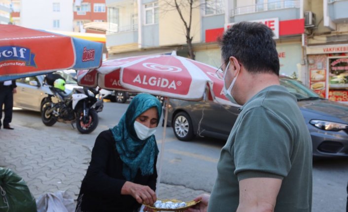 Giresun Valisi Ünlü, pazarcı kadınların ellerinde kalan ürünü satın aldı