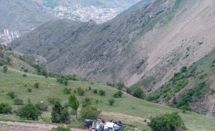 Gümüşhane'de devrilen beton mikserinin sürücüsü yaralandı