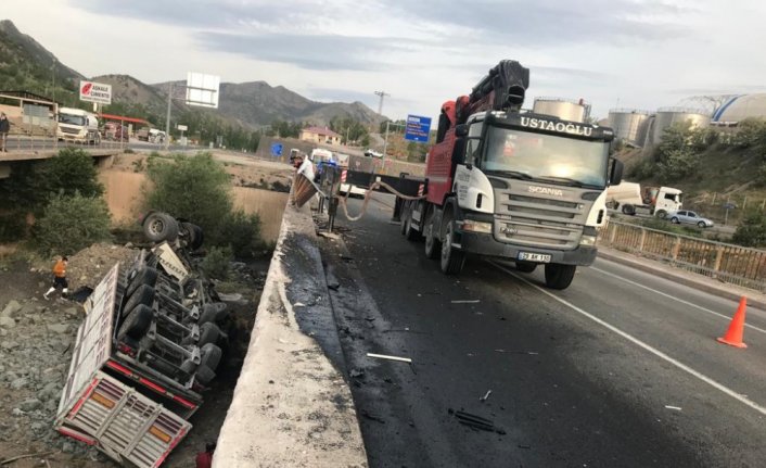 Gümüşhane'de şarampole devrilen tırın sürücüsü öldü