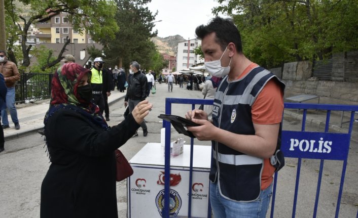 Gümüşhane'de semt pazarı Kovid-19 tedbirlerine uyularak açıldı