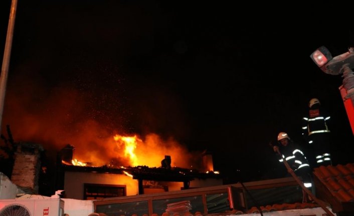 GÜNCELLEME - Amasya'da tarihi yalıboyu evlerinin bulunduğu alandaki otel olarak kullanılan konakta çıkan yangın söndürüldü