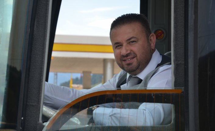 İlçenin ilk belediye otobüsüne şoför bulunamayınca direksiyona Belediye Başkanı geçti