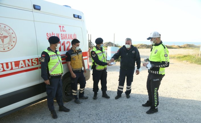 Jandarmadan sürücülere çikolata ve kolonya ikramı