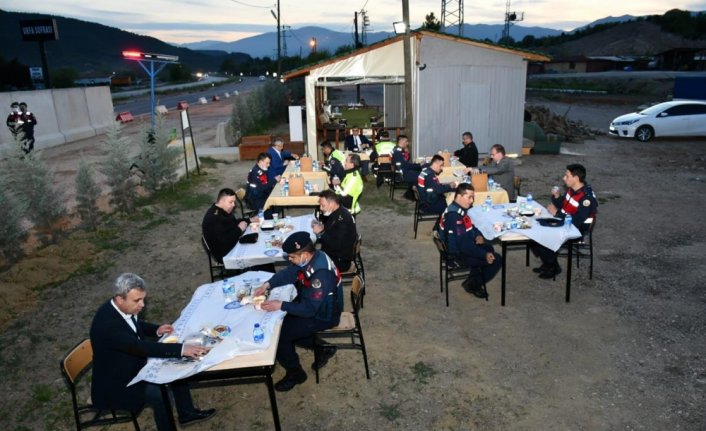 Karabük Valisi Gürel, jandarma personeliyle iftar yaptı