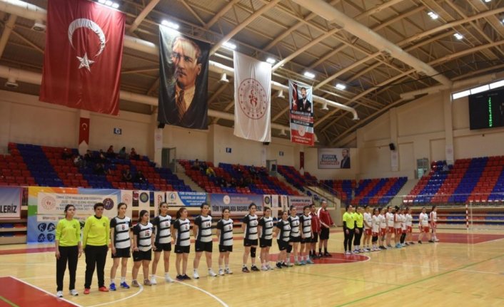 Karabük'te başlayan İşitme Engelliler Hentbol Kadınlar Türkiye Şampiyonası sürüyor
