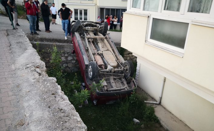 Karabük'te bir kamyonet apartman bahçesine düştü