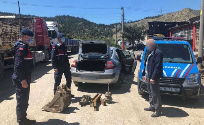 Karabük'te çaldıkları malzemeleri araziye saklayan şüpheliler yakalandı