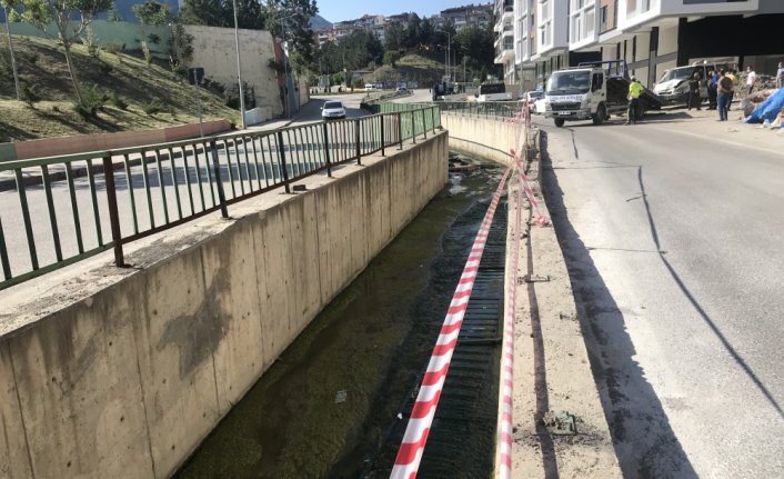 Karabük'te cenaze nakil aracı su kanalına düştü