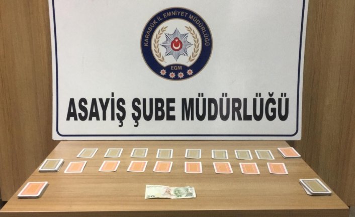 Karabük'te iki evde kumar oynayan ve Kovid-19 tedbirlerini ihlal eden 13 kişiye 29 bin 68 lira ceza kesildi