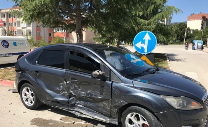 Karabük'te iki otomobil çarpıştı: 2 yaralı