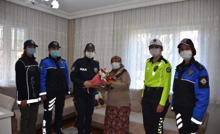 Karabük'te kadın polislerden Anneler Günü ziyareti