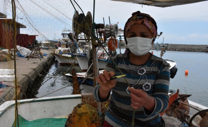 Karadenizli kadın balıkçılar yıpranan ve yırtılan ağların onarımını yapıyor