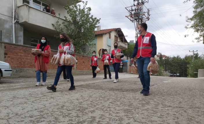 Kastamonu'da Genç Kızılay gönüllüleri kapı kapı dolaşıp vatandaşlara pide dağıtıyor