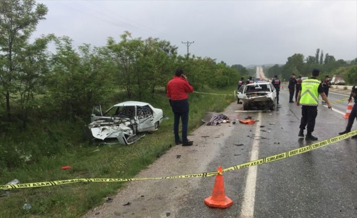 Kastamonu'da iki otomobil çarpıştı: 2 ölü, 1 yaralı