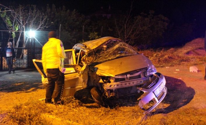 Kastamonu'da traktörün römorkuna çarpan otomobildeki 3 kişi yaralandı