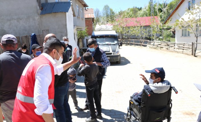 Kastamonu'da Türk Kızılay ekipleri çocuklara götürdüğü bayramlıkla mutlu etti