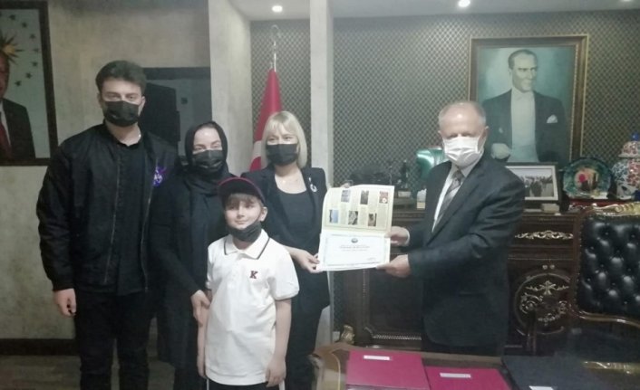 Kovid-19 nedeniyle hayatını kaybeden polis memurunun oğluna burs desteği