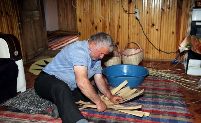 Köyün son ustaları sepetçilik mesleğini yaşatmaya çalışıyor