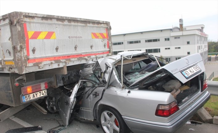 Ordu'da park halindeki kamyona çarpan otomobilin sürücüsü hayatını kaybetti