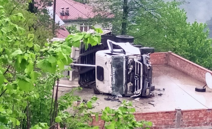 Ordu'da virajda kontrolden çıkan kamyon, yolun alt kısmındaki evin üzerine devrildi