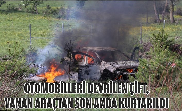 Otomobilleri devrilen çift, yanan araçtan son anda kurtarıldı