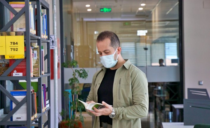 Polis memurunun bilim kurgu merakı kitap yazdırdı