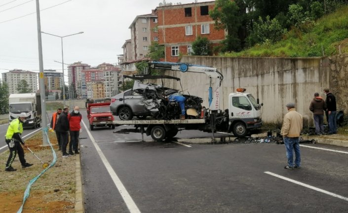 Rize'de otomobil duvara çarptı: 1 ölü, 1 yaralı