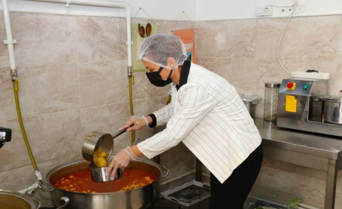 Safranbolu Belediyesi ihtiyaç sahiplerine her gün sıcak yemek ulaştırıyor