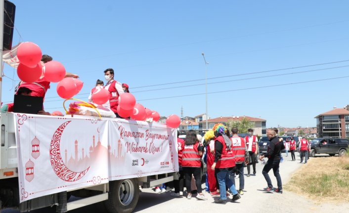 Sakarya ve Düzce'de çocuklar bayram hediyeleriyle sevindirildi