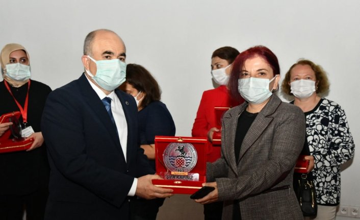 Samsun Valisi Dağlı emekli olan hemşirelere plaket verdi