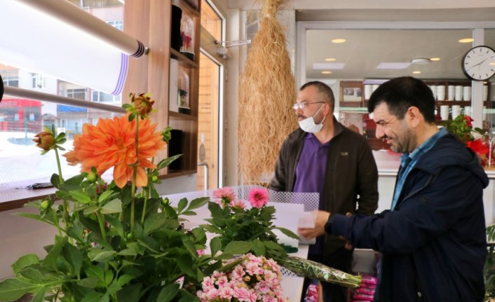 Samsun'da çiçekçiler Anneler Günü dolayısıyla yoğun mesai yapıyor