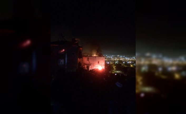 Samsun'da çıkan yangında 2 evin çatı katı zarar gördü