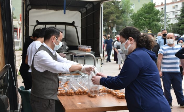 Samsun'da esnaftan vatandaşlara pide ve tatlı ikramı