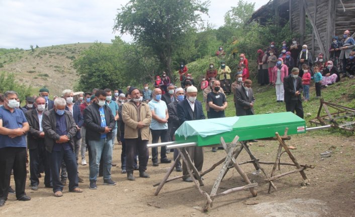 Samsun'da tartıştığı eşi tarafından bıçaklanarak öldürülen kadın toprağa verildi
