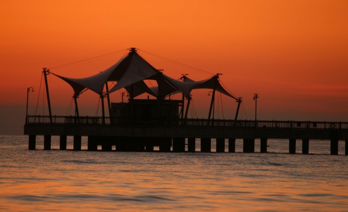 Samsunlular kısıtlamaya rağmen Hıdırellez için gün doğumunda sahile gitti